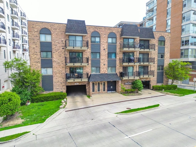 603 S River Rd Unit 2K, Des Plaines, IL 60016 - view of apartment building / complex with a garage and driveway