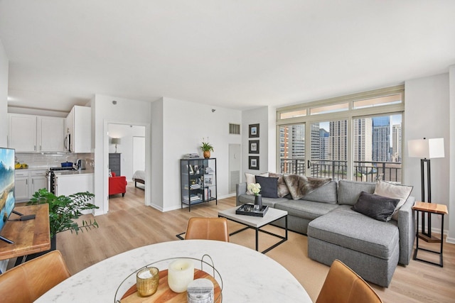 1111 S Wabash Ave Unit 1410, Chicago, IL 60605 - living area featuring light wood finished floors and baseboards