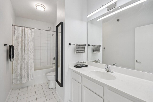 1111 S Wabash Ave Unit 1410, Chicago, IL 60605 - full bathroom featuring toilet, tile patterned floors, vanity, shower / bathtub combination with curtain, and baseboards