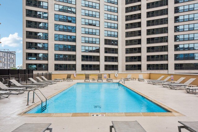 1111 S Wabash Ave Unit 1410, Chicago, IL 60605 - community pool with a patio