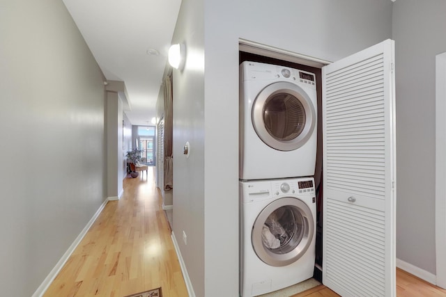1200 W Monroe St Unit 514, Chicago, IL 60607 - laundry area with estacked washer and dryer, light wood-style flooring, and baseboards