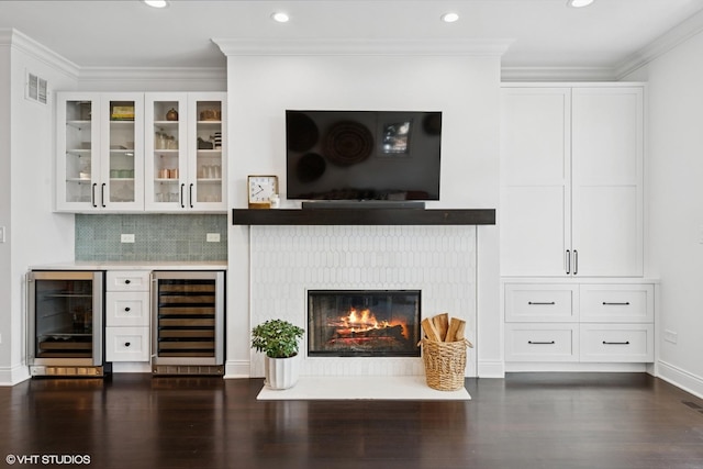 1959 W Berwyn Ave, Chicago, IL 60640 - bar featuring wine cooler, dark wood-style flooring, recessed lighting, crown molding, and backsplash