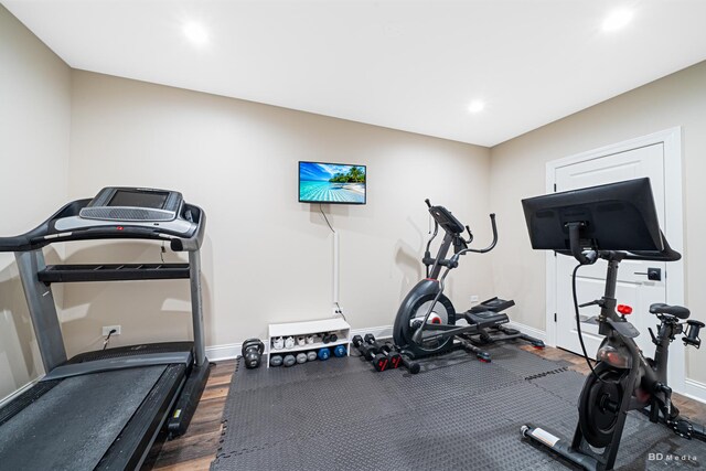 8500 Dungarvan Rd, Frankfort, IL 60423 - workout room featuring wood finished floors, recessed lighting, and baseboards