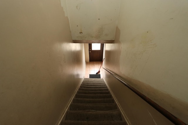 727 N Springfield Ave, Chicago, IL 60624 - stairway featuring carpet flooring and baseboards