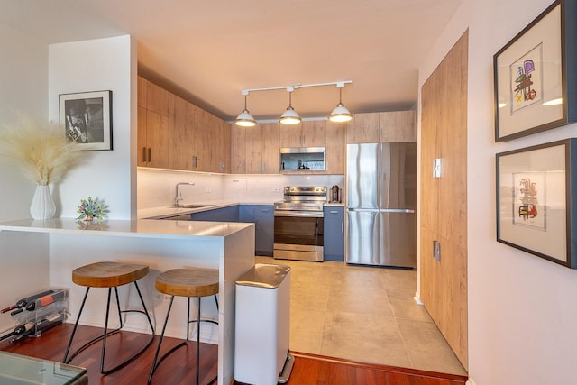 2400 N Lakeview Ave Unit 1706, Chicago, IL 60614 - kitchen featuring appliances with stainless steel finishes, a sink, tasteful backsplash, a peninsula, and a kitchen breakfast bar