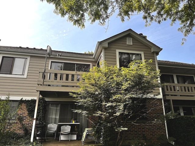 300 Pembridge Ln Unit D2, Schaumburg, IL 60193 - view of front facade with a balcony