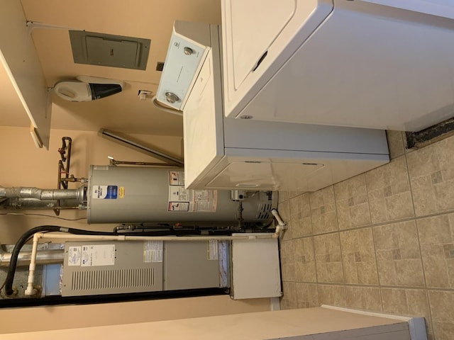 300 Pembridge Ln Unit D2, Schaumburg, IL 60193 - kitchen featuring stacked washer / dryer