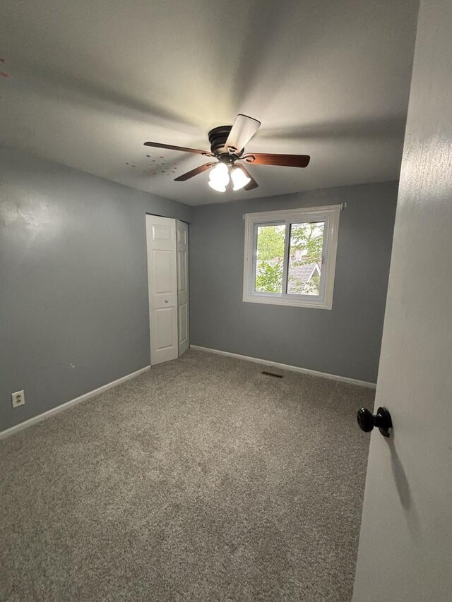 1403 Kings Rd, Carpentersville, IL 60110 - carpeted empty room featuring a ceiling fan and baseboards