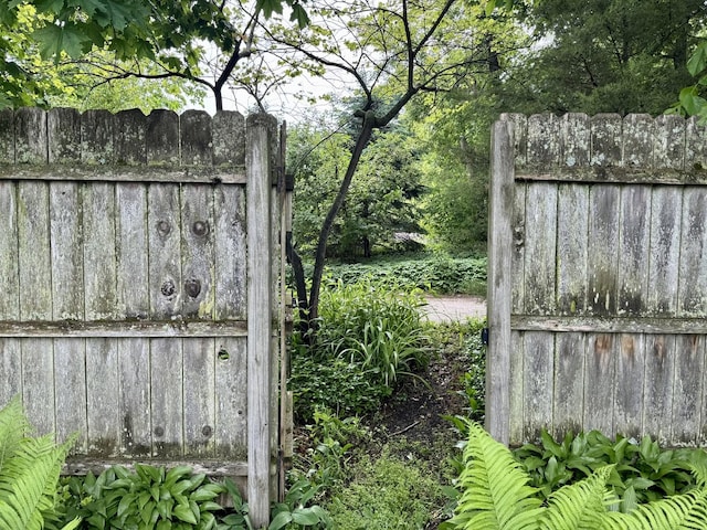 1350 Saint Johns Ave, Highland Park, IL 60035 - view of gate