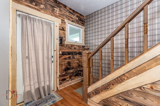 455 Sylvan Ave, Grand Ridge, IL 61325 - foyer featuring wood finished floors and wallpapered walls