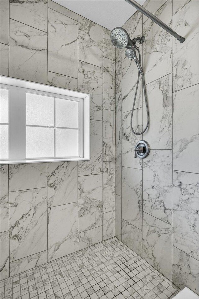 310 Davidson Dr, Champaign, IL 61821 - bathroom featuring a tile shower