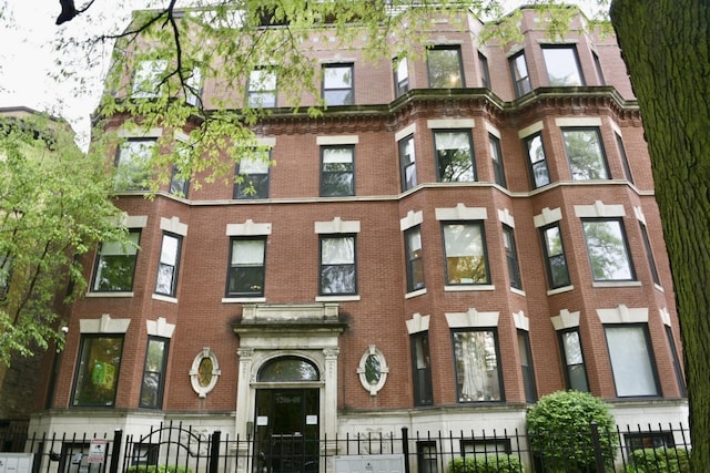 5206 N Winthrop Ave Unit 1, Chicago, IL 60640 - view of apartment building / complex with a fenced front yard
