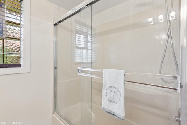 4N312 Kenwood Ave, West Chicago, IL 60185 - full bath featuring enclosed tub / shower combo