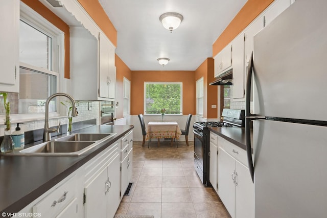 4N312 Kenwood Ave, West Chicago, IL 60185 - kitchen with stainless steel appliances, a sink, under cabinet range hood, backsplash, and dark countertops