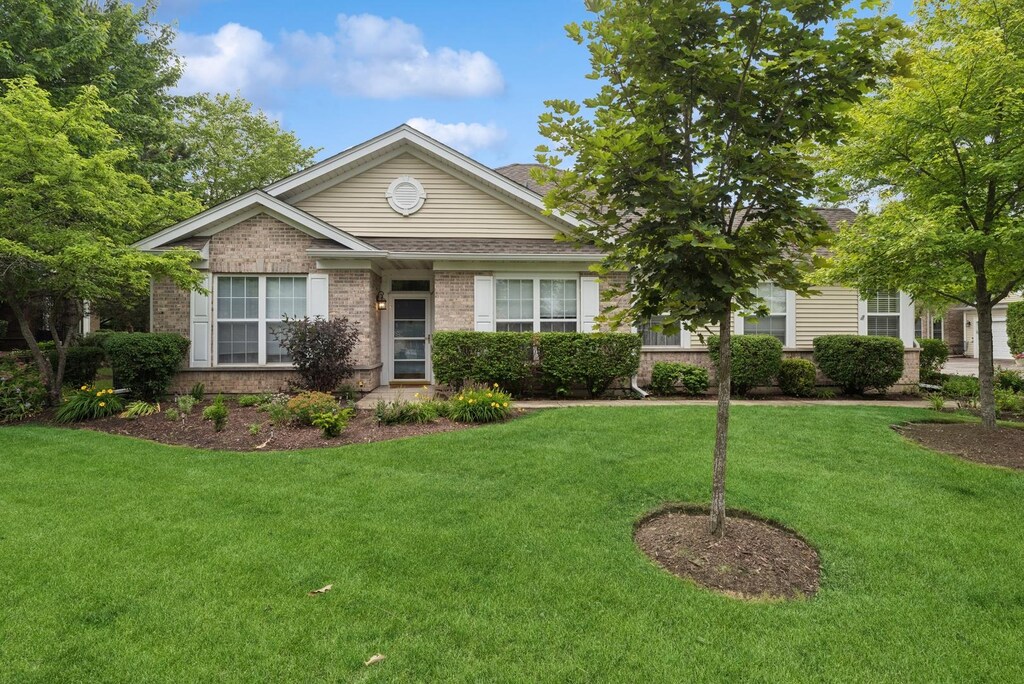 49 Ashbrook Ct, Grayslake, IL 60030 - photo 1