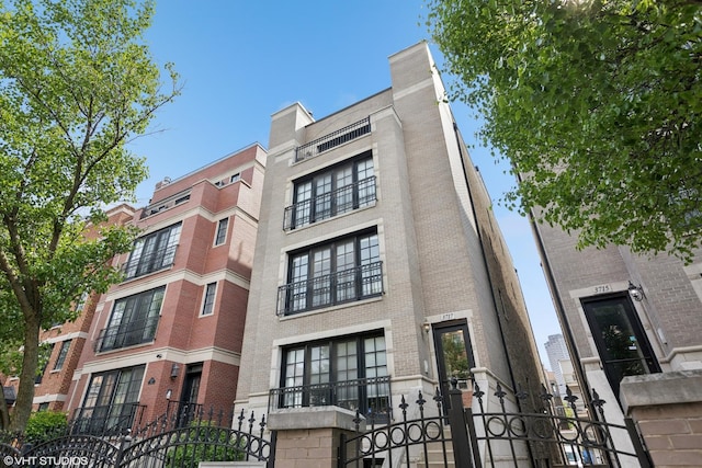 3717 N Wilton Ave Unit 1, Chicago, IL 60613 - view of building exterior with a fenced front yard