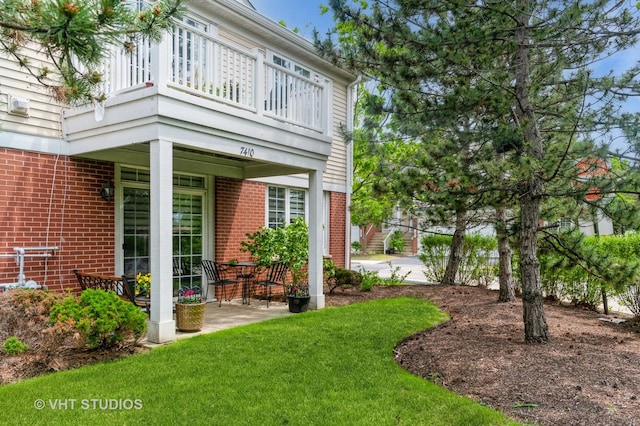 7410 Lincoln Ave Unit A, Skokie, IL 60076 - view of green lawn with a balcony and covered porch