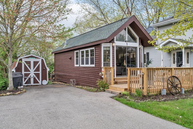 1 Dinosaur Rd, Wilmington, IL 60481 - view of front of property featuring roof with shingles and a wooden deck