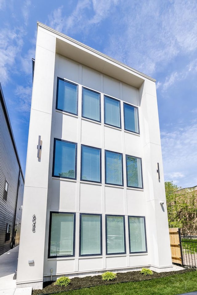 6048 S Eberhart Ave, Chicago, IL 60637 - view of home's exterior featuring stucco siding