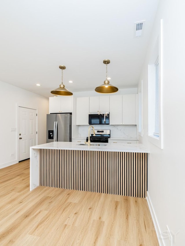 6048 S Eberhart Ave, Chicago, IL 60637 - kitchen featuring appliances with stainless steel finishes, a sink, light wood-style floors, light countertops, and recessed lighting