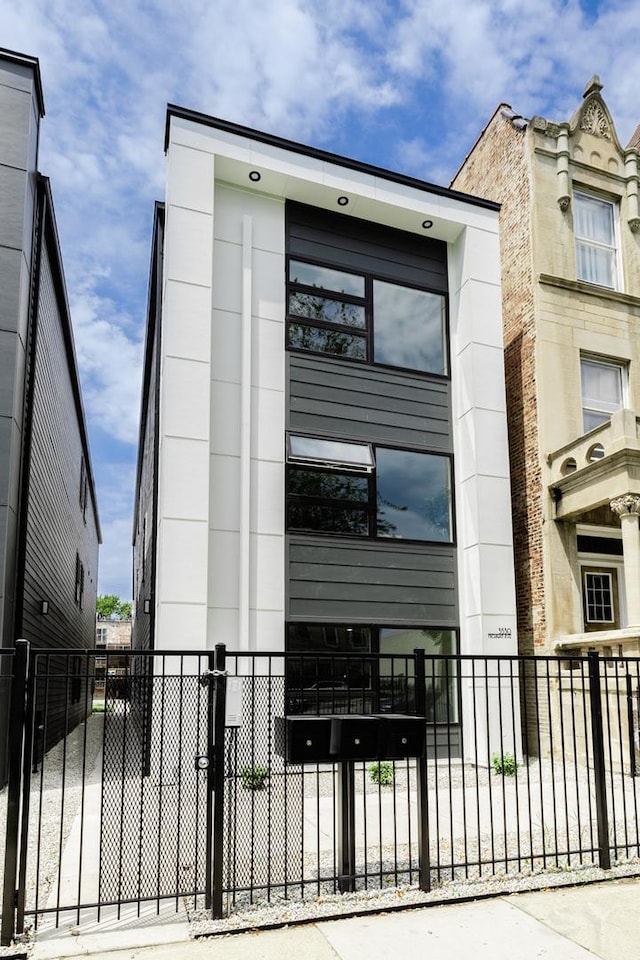 5530 S Michigan Ave, Chicago, IL 60637 - view of property with a fenced front yard