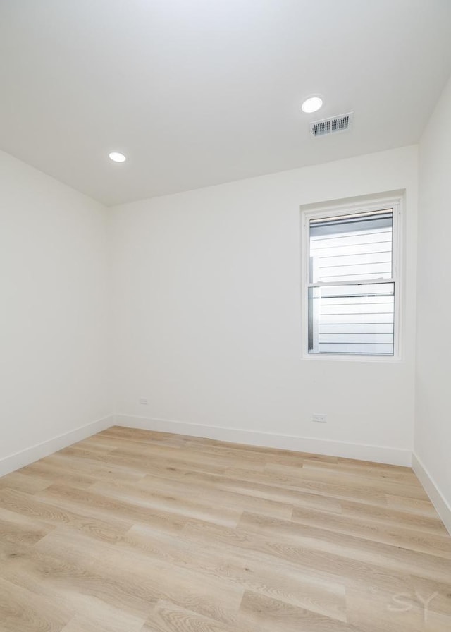 5530 S Michigan Ave, Chicago, IL 60637 - empty room featuring baseboards, light wood-style floors, and recessed lighting
