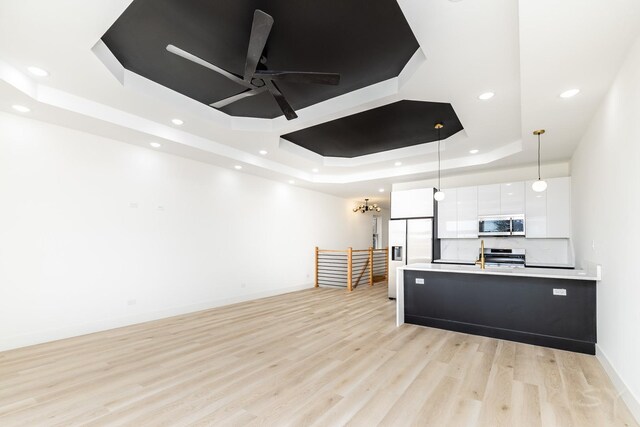5534 S Michigan Ave, Chicago, IL 60637 - living area featuring a tray ceiling, light wood finished floors, a ceiling fan, recessed lighting, and baseboards