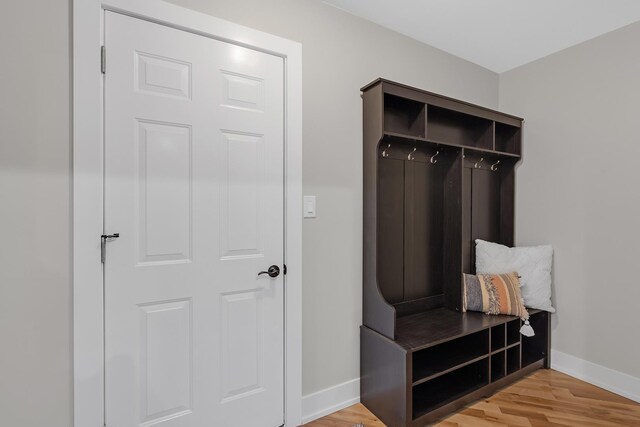 274 University Dr, Buffalo Grove, IL 60089 - mudroom with baseboards and light wood-style flooring