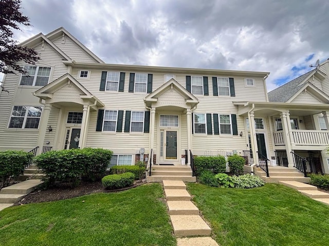 915 Manchester Cir, Grayslake, IL 60030 - view of property featuring a front lawn