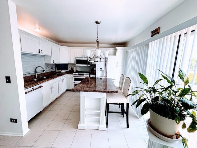 915 Manchester Cir, Grayslake, IL 60030 - kitchen featuring white appliances, a sink, light tile patterned flooring, a chandelier, and decorative backsplash