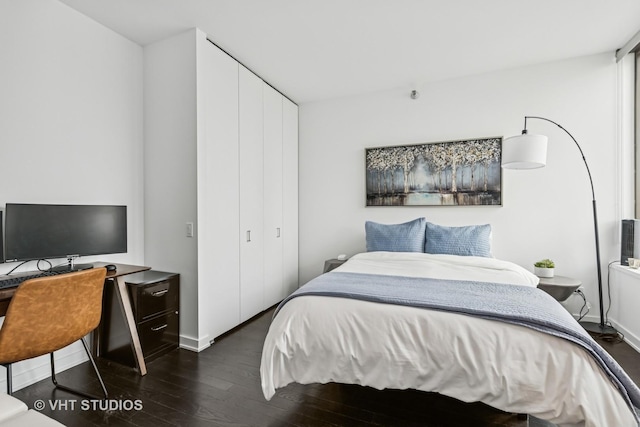 501 N Clinton St Unit 1804, Chicago, IL 60654 - bedroom with dark wood-style flooring, a closet, and a desk