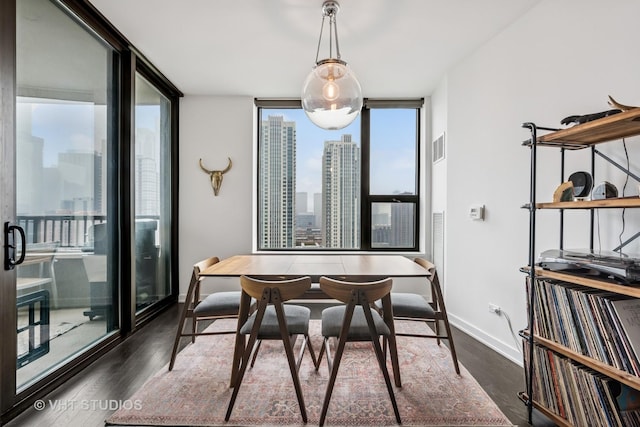501 N Clinton St Unit 1804, Chicago, IL 60654 - dining area featuring floor to ceiling windows, healthy amount of natural light, a skyline view, and dark wood-style flooring