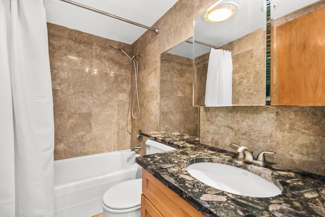 7200 N Ridge Blvd Unit 4H, Chicago, IL 60645 - bathroom with shower / bathtub combination with curtain, vanity, and backsplash