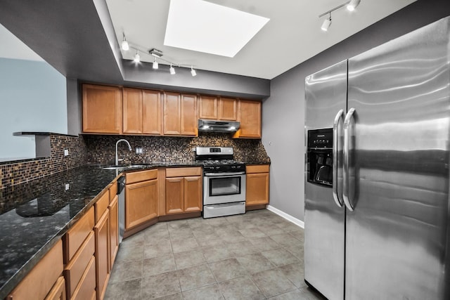 7200 N Ridge Blvd Unit 4H, Chicago, IL 60645 - kitchen featuring stainless steel appliances, track lighting, under cabinet range hood, tasteful backsplash, and a skylight