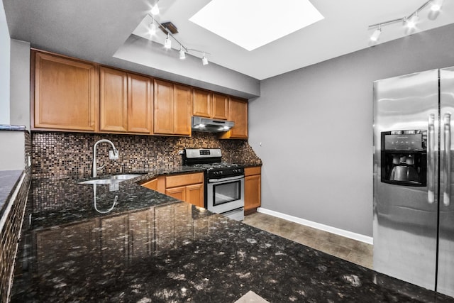 7200 N Ridge Blvd Unit 4H, Chicago, IL 60645 - kitchen featuring appliances with stainless steel finishes, rail lighting, under cabinet range hood, decorative backsplash, and light tile patterned floors