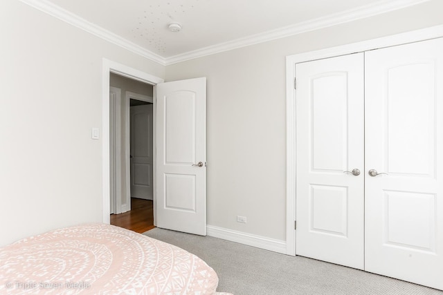 1406 Edgefield Ln, Hoffman Estates, IL 60169 - carpeted bedroom featuring crown molding, baseboards, and a closet