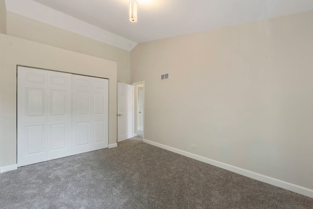 530 Old Oak Cir, Algonquin, IL 60102 - unfurnished bedroom featuring carpet floors, lofted ceiling, baseboards, and a closet
