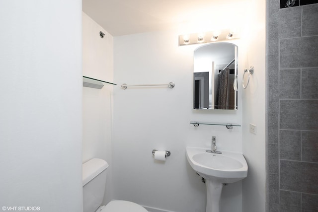 500 S Clinton St Unit 604, Chicago, IL 60607 - full bath with toilet and a shower with shower curtain