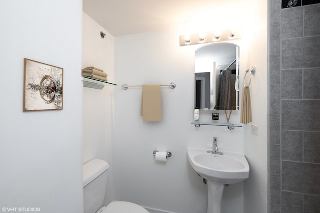 500 S Clinton St Unit 604, Chicago, IL 60607 - bathroom featuring toilet and a shower with curtain