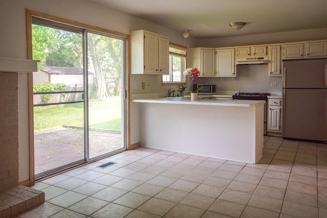 468 Independence Ln, Bolingbrook, IL 60440 - kitchen featuring stainless steel appliances, under cabinet range hood, light countertops, and a peninsula