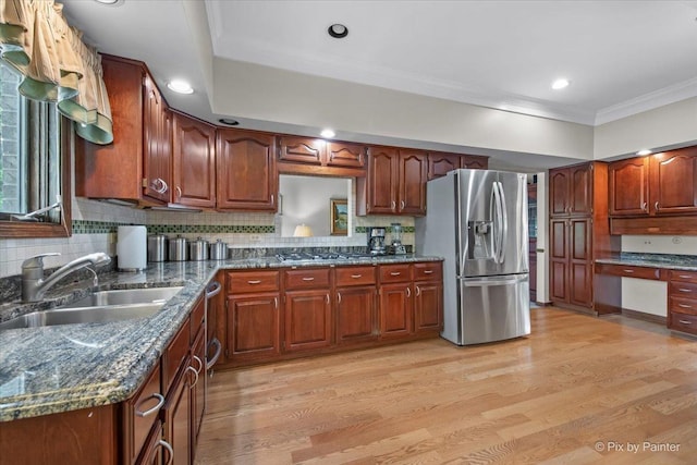 25827 W Andrew Ct, Ingleside, IL 60041 - kitchen featuring stainless steel appliances, a sink, ornamental molding, light wood finished floors, and backsplash