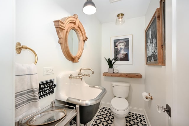 714 Turner Ave, Glen Ellyn, IL 60137 - bathroom with toilet and baseboards