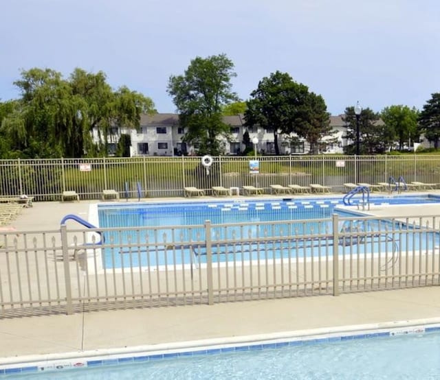 724 Whitesail Dr, Schaumburg, IL 60194 - view of community pool