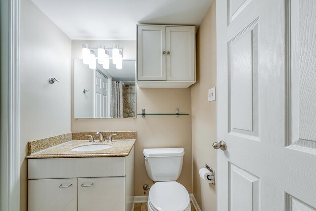 8 Cour Masson Cir Unit 0, Palos Hills, IL 60465 - bathroom with vanity, toilet, baseboards, and curtained shower