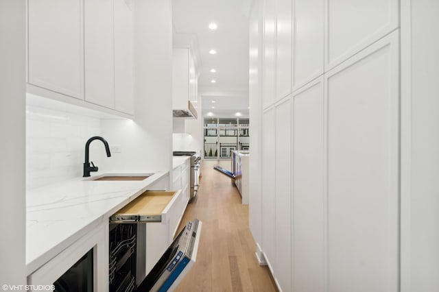 4242 N Winchester Ave, Chicago, IL 60613 - bar featuring double oven range, a sink, light wood-type flooring, recessed lighting, and backsplash