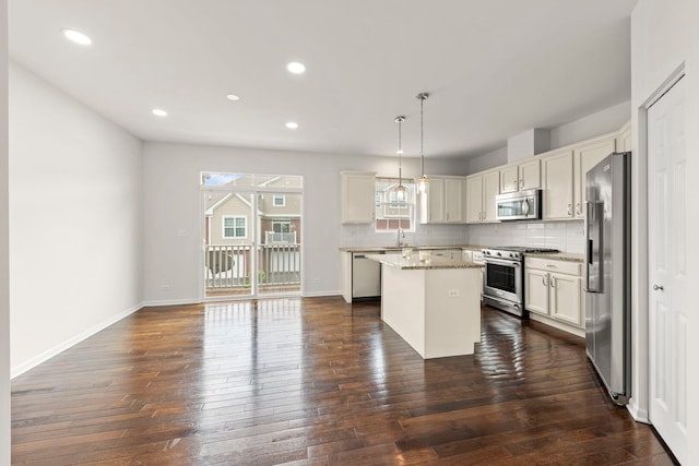 10615 W 153rd St, Orland Park, IL 60462 - kitchen with stainless steel appliances, a sink, plenty of natural light, a kitchen island, and recessed lighting