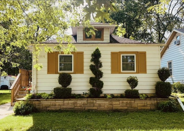 1131 S Nelson Ave, Kankakee, IL 60901 - bungalow-style home with a front lawn and roof with shingles