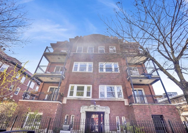 849 W Belle Plaine Ave Unit G, Chicago, IL 60613 - view of building exterior with a fenced front yard