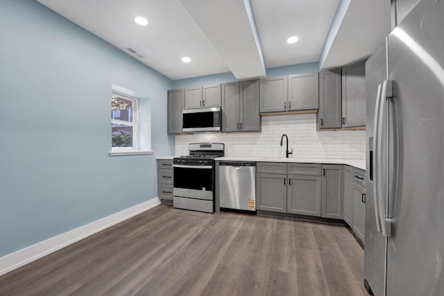 849 W Belle Plaine Ave Unit G, Chicago, IL 60613 - kitchen with stainless steel appliances, gray cabinetry, tasteful backsplash, dark wood-style flooring, and recessed lighting