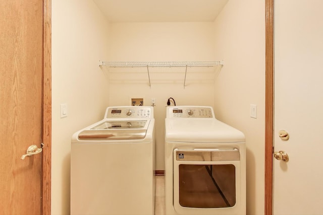 1492 Della Dr, Hoffman Estates, IL 60169 - laundry room featuring washing machine and dryer